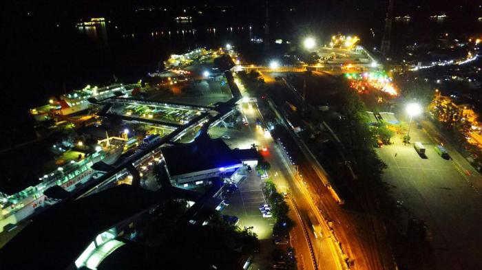 Merak panjang penumpang libur ramai pelabuhan kendaraan mulai pribadi oktober Pelabuhan Merak Ramai Wisatawan Menjelang Libur Panjang