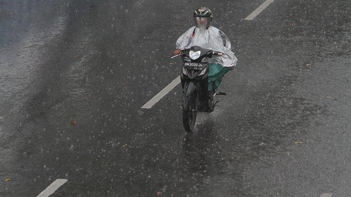 Cuaca Riau Masih Didominasi Hujan, Warga Diminta Waspada Petir dan Angin Kencang