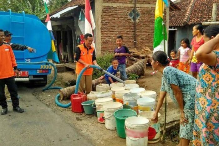 Bersih krisis ilustrasi kekurangan jakarta tanah penurunan muka pdam warga berdampak pada republika masih landa indramayu mobil mengambil sanana hari Bencana Kekeringan Sebabkan Krisis Air Bersih