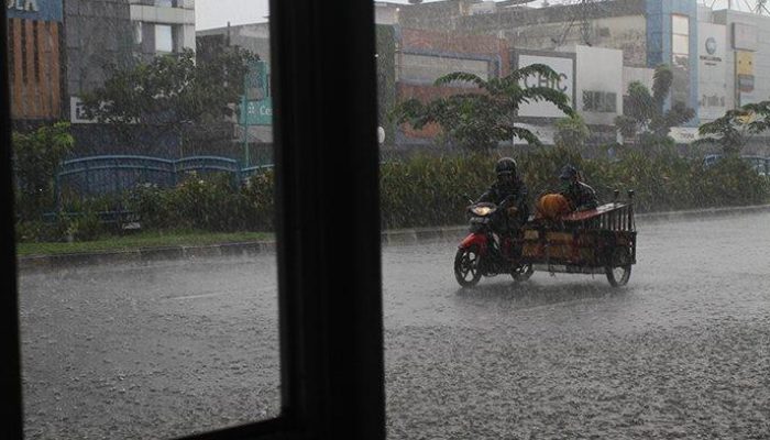 Cuaca Riau Masih Didominasi Hujan, Warga Waspada Petir