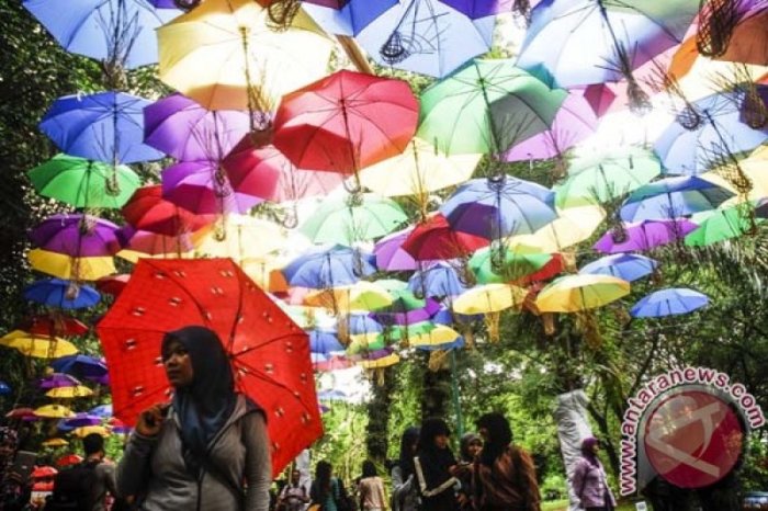 Festival Payung Indonesia - ANTARA News Festival Payung Indonesia Jadi Daya Tarik Wisatawan