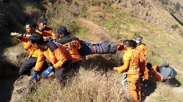 Helikopter Evakuasi Pendaki Tewas di Gunung Rinjani | tempo.co Helikopter Evakuasi Pendaki Tewas di Gunung Rinjani | tempo.co