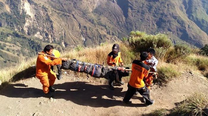 Helikopter Evakuasi Pendaki Tewas di Gunung Rinjani | tempo.co Evakuasi Dramatis Pendaki Brasil di Rinjani, Helikopter Gagal Total