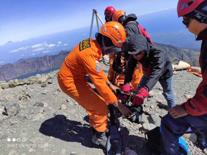 Evakuasi Jenazah Pendaki Kelahiran Israel di Rinjani Terkendala Cuaca ... Evakuasi Dramatis Pendaki Brasil di Rinjani, Helikopter Gagal Total