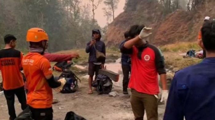 Personel Gabungan Berhasil Evakuasi Jasad Pendaki Rinjani - Media ... Personel Gabungan Berhasil Evakuasi Jasad Pendaki Rinjani - Media ...