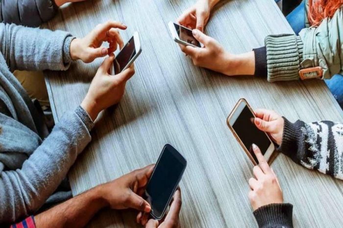 Bahaya Kecanduan Gadget dan Cara Mengatasinya | ReliDoc Apakah Kamu Termasuk? Cek Tipe Kecanduan Gadget Ini