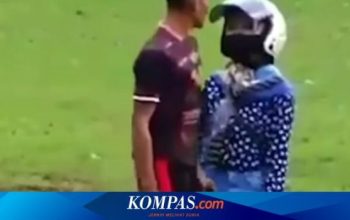 Momen Lucu Pemain Bola di Tengah Pertandingan