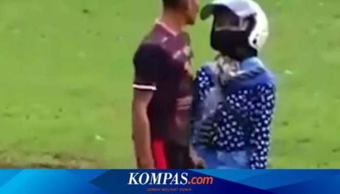 Momen Lucu Pemain Bola di Tengah Pertandingan yang Menghibur
