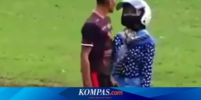 BIKIN NGAKAK.! Momen Lucu Sepak Bola Paling Kocak di Tahun 2023 - YouTube Momen Lucu Pemain Bola di Tengah Pertandingan