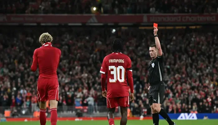 Robertson Sindir Ekitike Setelah Kartu Merah Konyol Gagalkan Liverpool di Carabao Cup