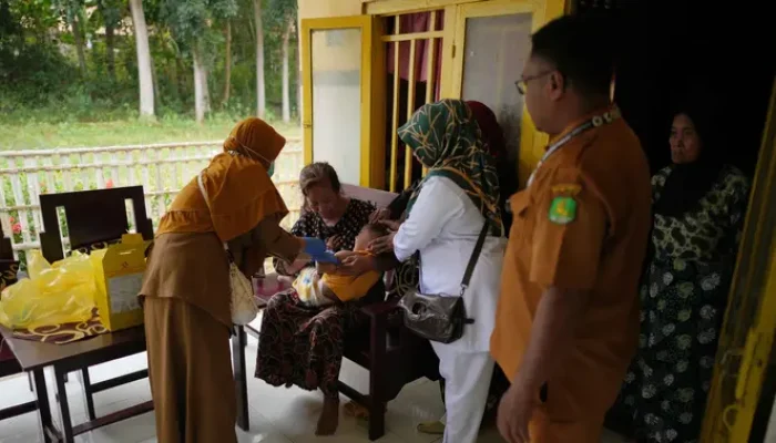 Tanggulangi Wabah Campak di Sumenep, Tim Medis Lakukan Vaksinasi Door to Door