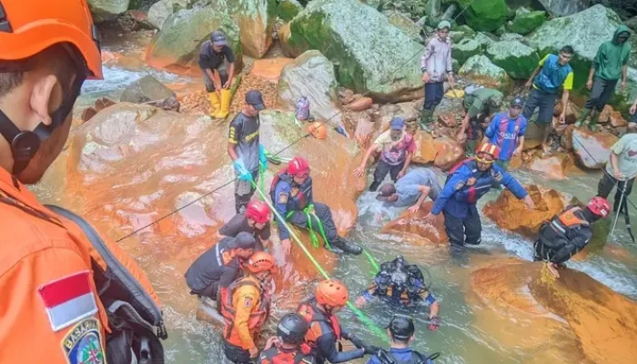 Pria Terjepit Batu dan Pohon di Bogor Dievakuasi Setelah Berjuang Melawan Arus Deras