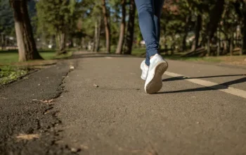 8 Manfaat Jalan Kaki Pagi untuk Kesehatan Jantung Mental dan Berat Badan