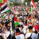 Momen Pasukan Berpeci Dukung Aksi Solidaritas Gaza Palestina di Patung Kuda Monas