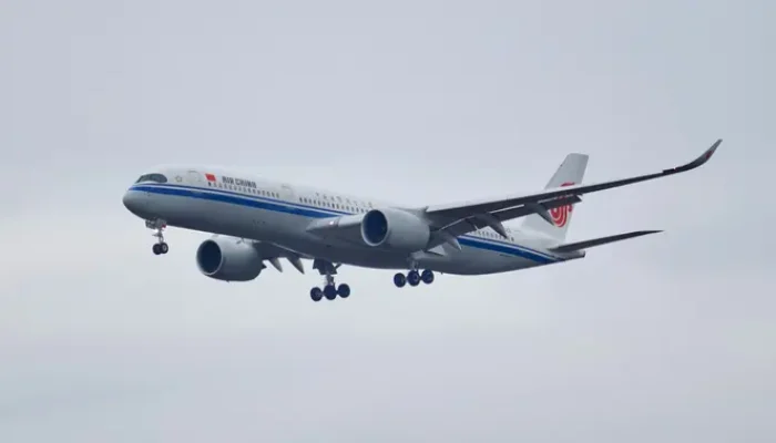 Pesawat Mendarat Darurat di Shanghai karena Powerbank Terbakar Saat Penerbangan