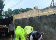 Tembok Pembatas TPU Jeruk Purut Roboh Akibat Hujan Deras, Akses Jalan Tertutup