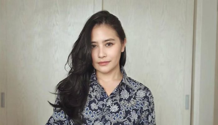 3 Berita Hari Ini: Gaya Berbatik Prilly Latuconsina yang Modern dan Elegan dengan Tradisional