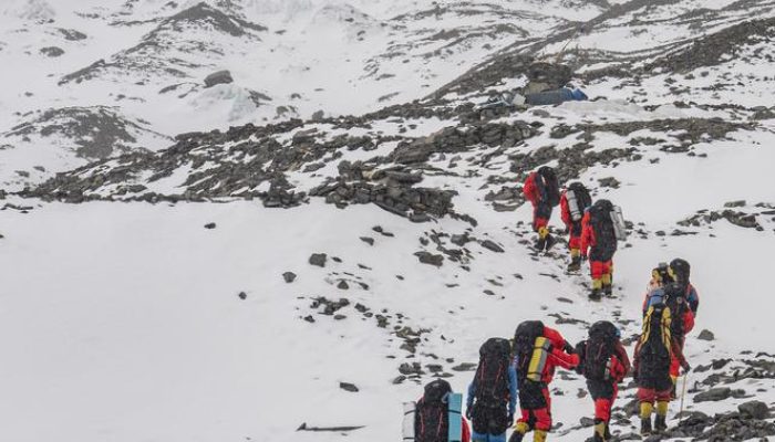 Helikopter Jatuh Saat Menyelamatkan Pendaki Terjebak Hujan Salju di Gunung Everest
