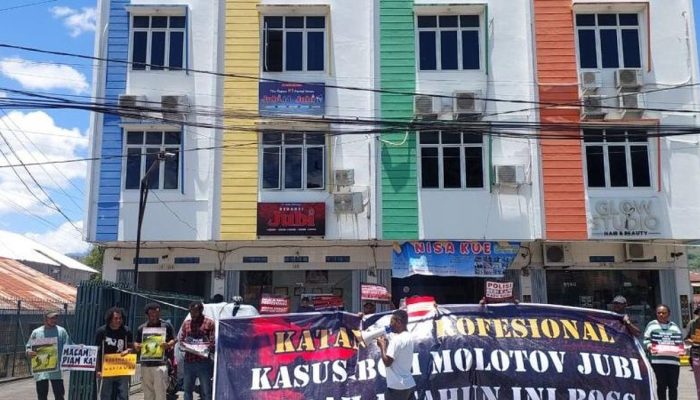Aksi Jurnalis Papua Peringati Setahun Teror Molotov di Kantor Media di Papua