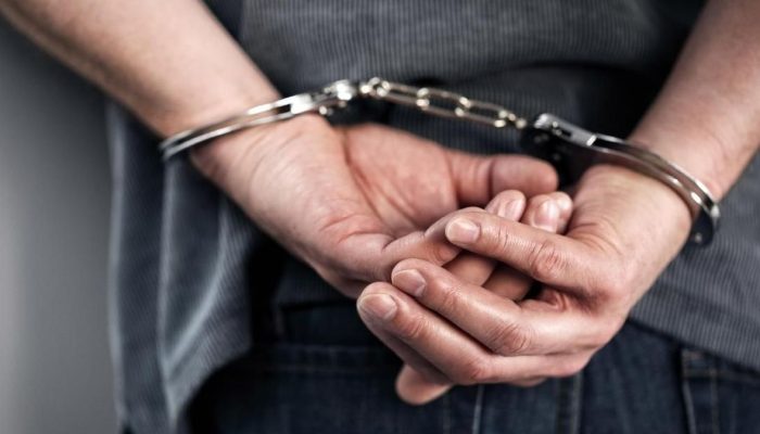 Pria Sembunyi Kalung Emas 25 Gram di Jakut dengan Modus Pura-pura Pembeli