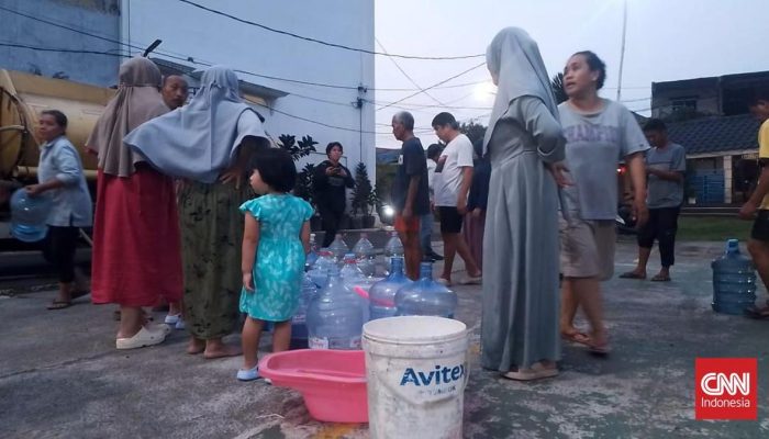 Pipa PDAM Bocor Warga Tangerang Antre Lagi untuk Mendapatkan Air Bersih