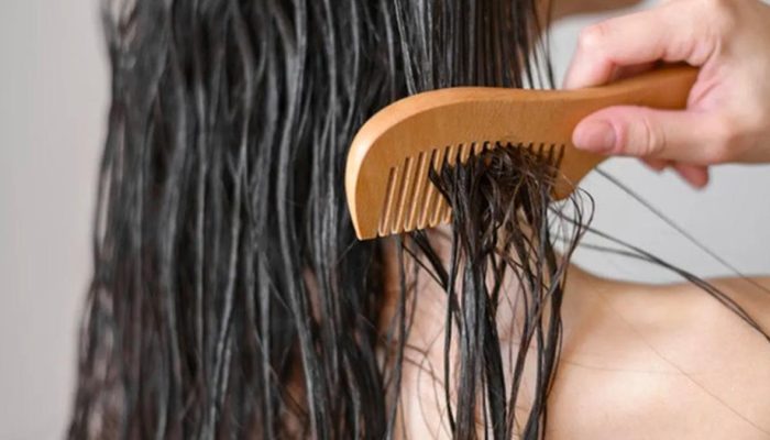 Menguncir Rambut Basah Dapat Merusak Kulit Kepala dan Helaian Rambut