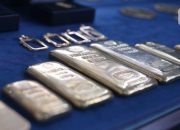 Harga Emas Dunia Turun 1 Persen Akibat Aksi Jual Investor Hari Ini