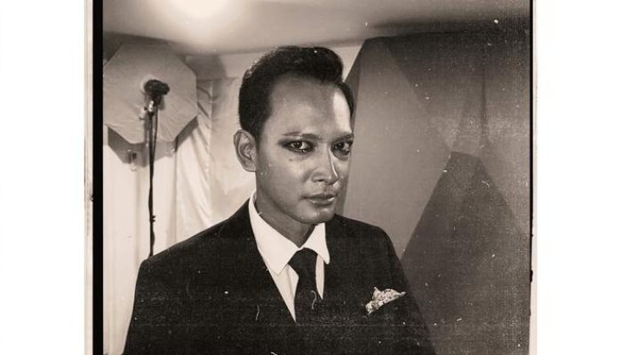 6 Pose Fedi Nuril dengan Setelan Jas Formal di Gala Premiere dan Viral Pakai Celak Hitam