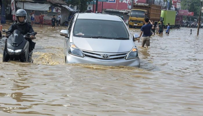 Jalan Dayeuhkolot Bandung Terendam Banjir 50 Cm dan Lalu Lintas Dialihkan