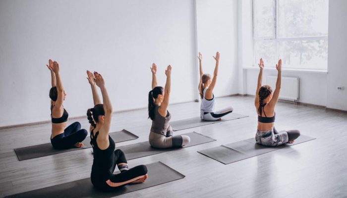 3 Gerakan Yoga Tanpa Matras untuk Meredakan Kekakuan dan Pegal pada Karyawan