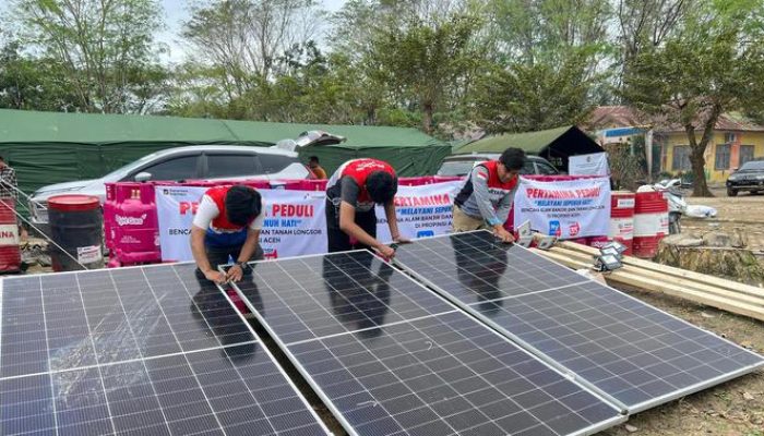 Listrik Tenaga Surya Menghadirkan Penerangan untuk Tenda Pengungsi Aceh Tamiang
