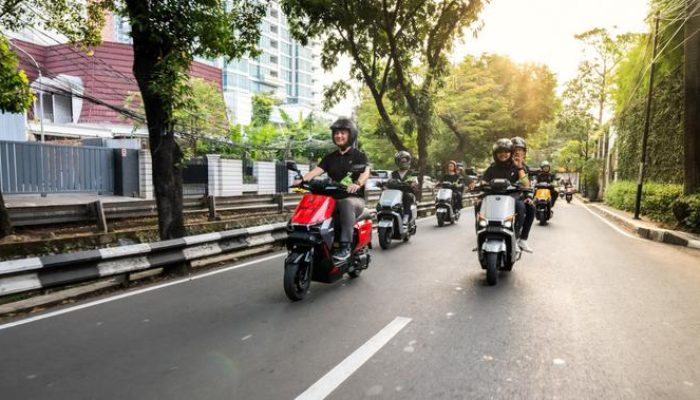 Tips Aman dan Nyaman Liburan Nataru Menggunakan Motor Listrik