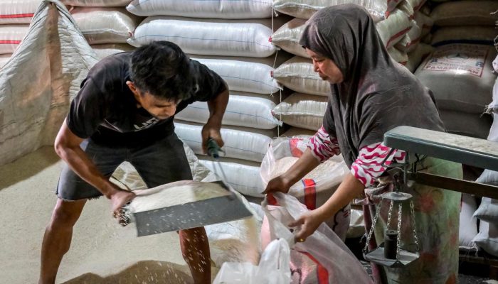 Menambah Stok Beras untuk Daerah Terdampak Bencana oleh Bulog