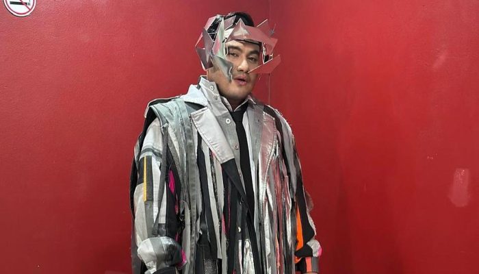 6 Gaya Menarik King Nassar Manggung dari Nanas Raksasa hingga Nyanyi Sambil Panjat Tiang