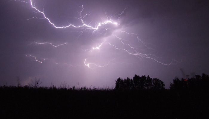 Siaga Hujan Petir Hari Ini di Pekanbaru hingga Mamuju