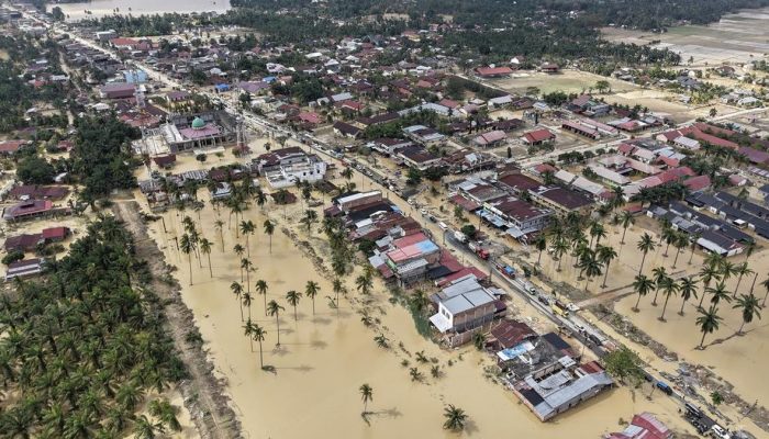 Korban Banjir Aceh Tamiang Terpaksa Minum Air Keruh untuk Bertahan Hidup