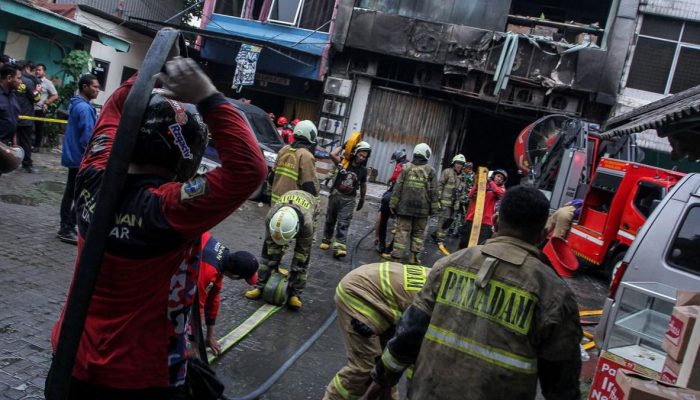 Saksi Mata Dengar Ledakan Sebelum Kebakaran Gedung di Jakarta Pusat