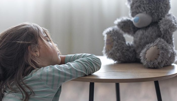 Ikut Ayah atau Ibu? Status Anak Adopsi Saat Orangtua Asuh Bercerai