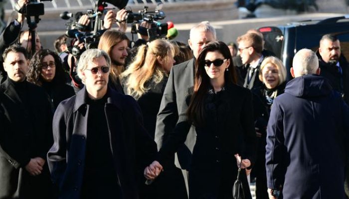 Jenazah Valentino Garavani Dimakamkan, Anne Hathaway dan Anna Wintour Tampil Muram dalam Balutan Hitam