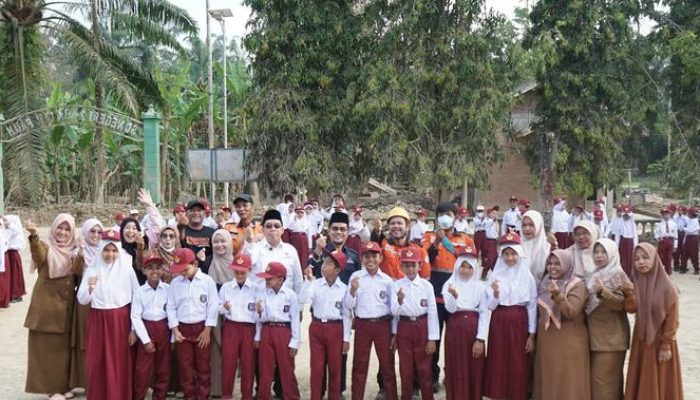SDN 02 Rantau Pauh Aceh Tamiang Adakan Upacara Bendera Pertama Pascabencana