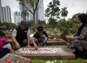 Ziarah Kubur Menjelang Ramadan di TPU Menteng Pulo