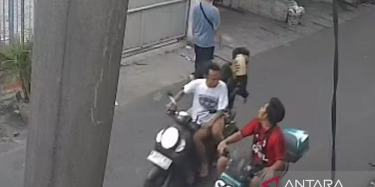 Pria Cengkareng Diduga Disiram Air Keras, Ciri-Ciri Pelaku Terungkap