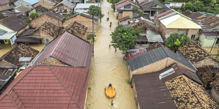 Ratusan Warga Sarolangun Jambi Mengungsi Akibat Banjir yang Melanda
