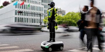 15 Robot Humanoid Dikerahkan untuk Membantu Polisi Mengatur Lalu Lintas
