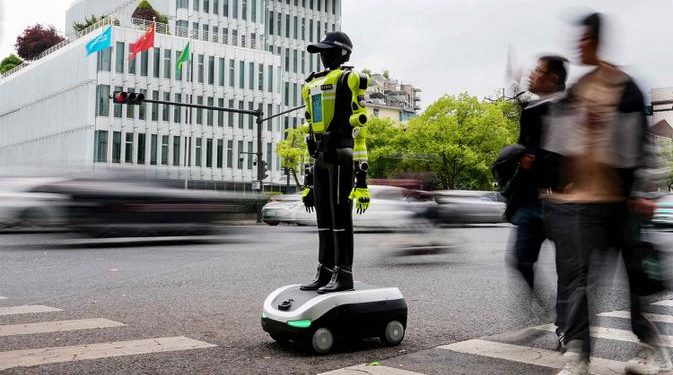 15 Robot Humanoid Dikerahkan untuk Membantu Polisi Mengatur Lalu Lintas