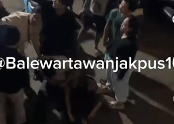 Pemuda Dikeroyok sampai Terjatuh ke Lantai Dasar Pasar Grogol