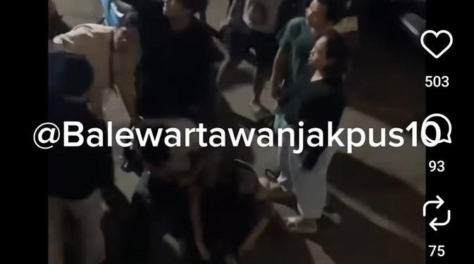 Pemuda Dikeroyok sampai Terjatuh ke Lantai Dasar Pasar Grogol