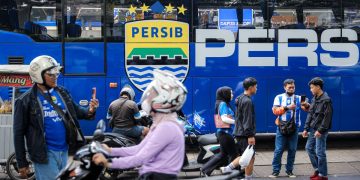 Jelang Laga Penentuan Juara Liga Super 2025/2026, Suporter Padati Toko Persib