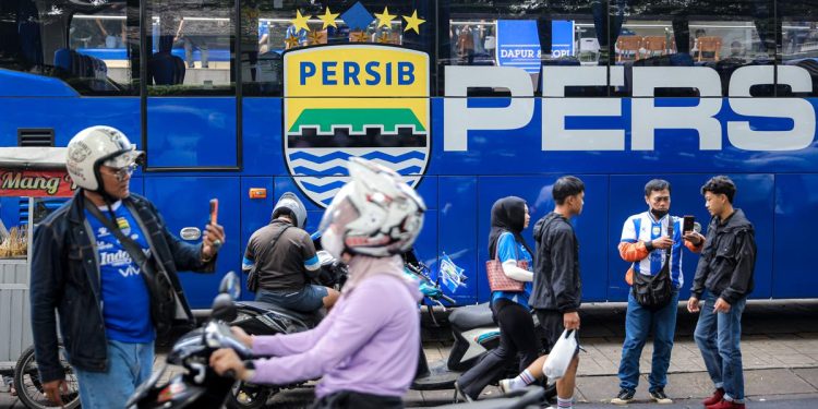 Jelang Laga Penentuan Juara Liga Super 2025/2026, Suporter Padati Toko Persib