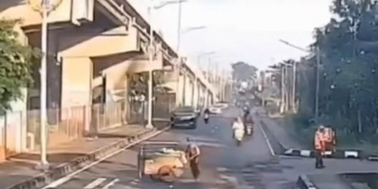 Pajero Tabrak Pedagang Buah Lansia di Kalimalang, Pengemudi Langsung Melarikan Diri